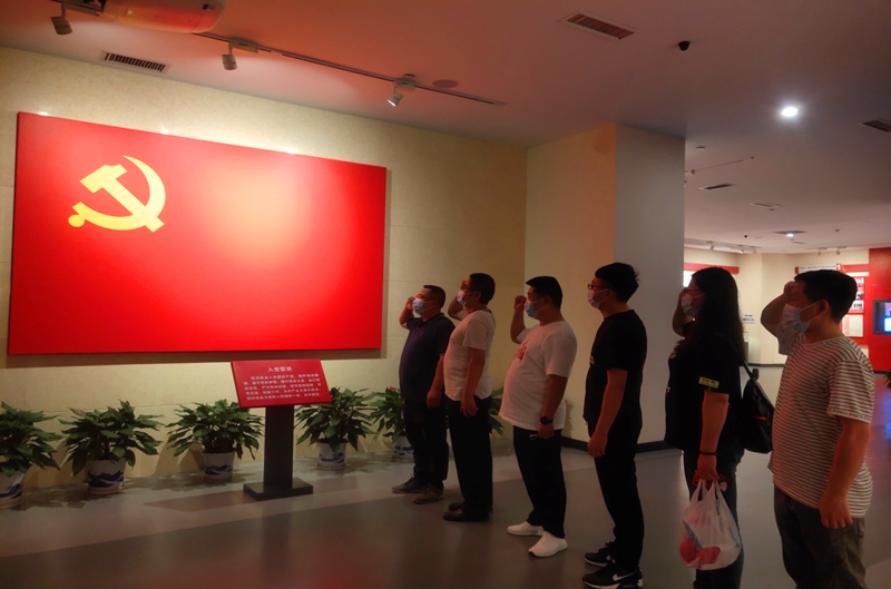 仙桃公司開(kāi)展“追尋紅色足記、強(qiáng)化黨性修養(yǎng)”紅色教育活動(dòng)圖1.png