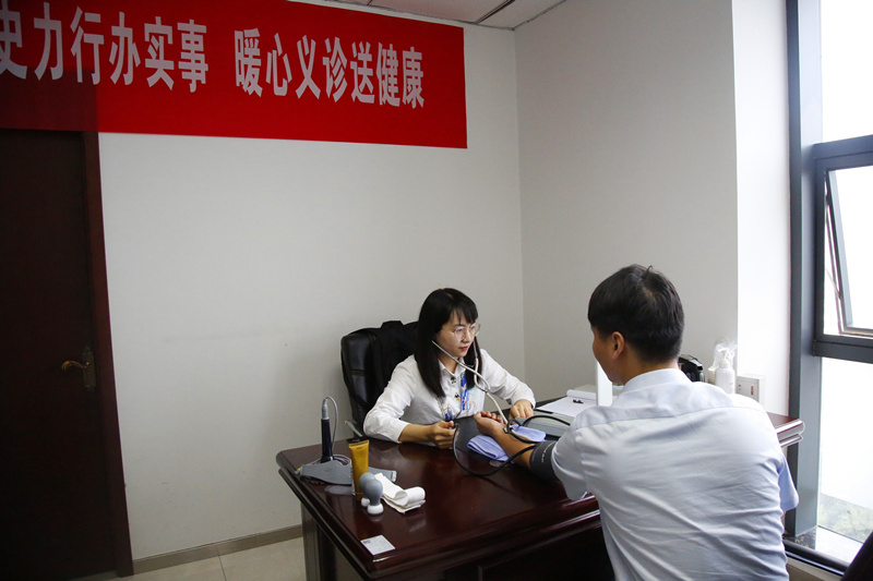 新型能源公司：全民健康生活方式日，暖心義診送健康