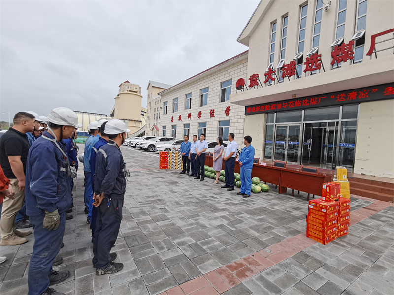公司黨委委員、紀(jì)委書記高小軍深入陜北片區(qū)開展“夏日送清涼”慰問活動(dòng)-1.png