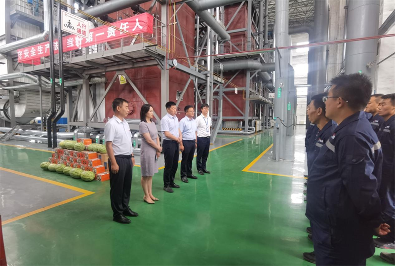 公司黨委委員、紀(jì)委書記高小軍深入陜北片區(qū)開展“夏日送清涼”慰問活動(dòng)-2.png