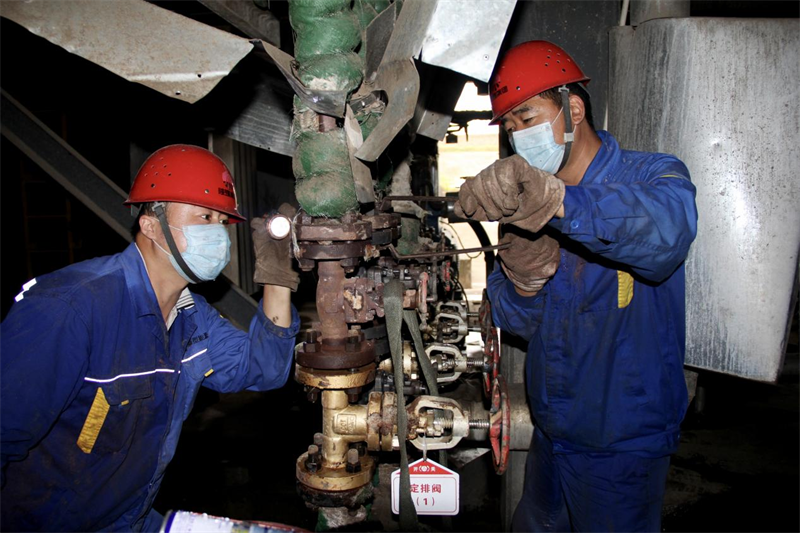 咸陽公司：節(jié)日奮戰(zhàn)檢修一線 用堅守為祖國慶生-3.png
