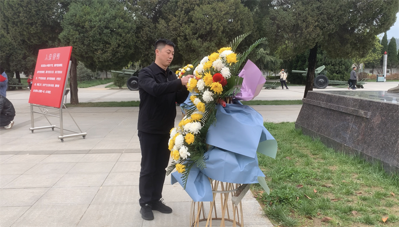 新型能源公司黨委組織開(kāi)展“緬懷革命先烈 傳承紅色精神”主題黨日活動(dòng)1.png