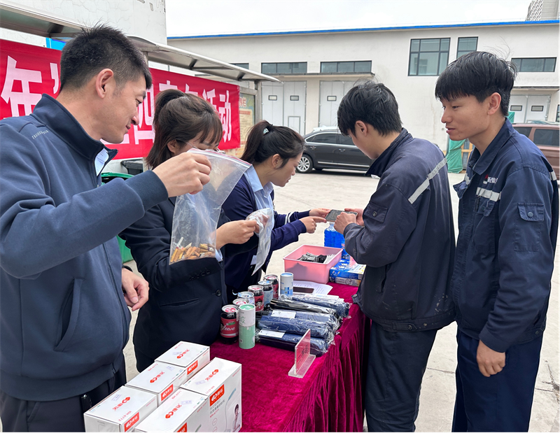 神木分公司曹家灘運營中心團支部開展“煙頭換禮，做文明青年”活動2.png