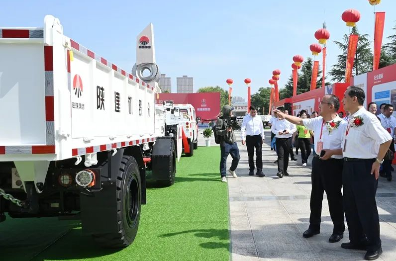 陜建機(jī)股份舉行新能源礦用無軌膠輪車產(chǎn)品發(fā)布會(huì)